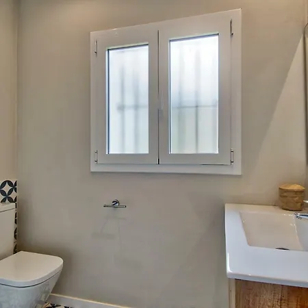 Centre, Totally Refurbished Daire