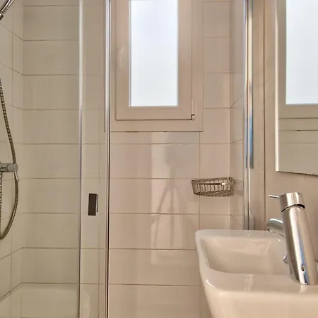 Apartment Centre, Totally Refurbished *